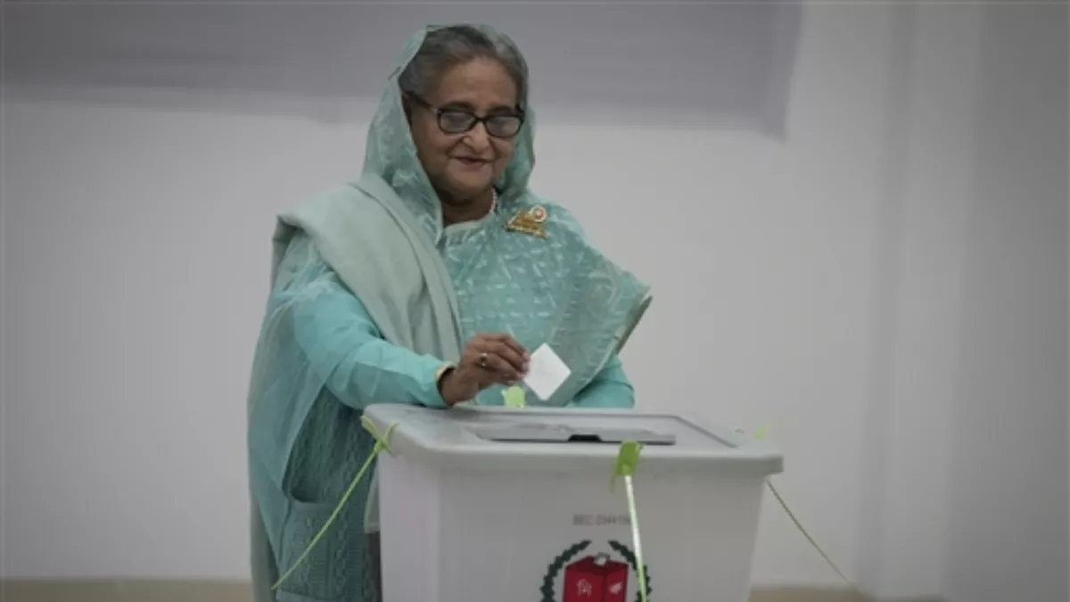 Photo of  बांग्लादेश में हिंसा के बीच मतदान जारी, पीएम शेख हसीना ने भी डाला वोट