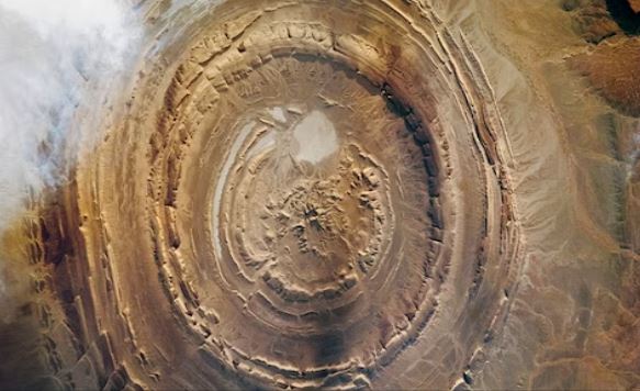 Photo of ‘दुनिया के सबसे बड़े रेगिस्तान’ के बीच बनी है आंख!