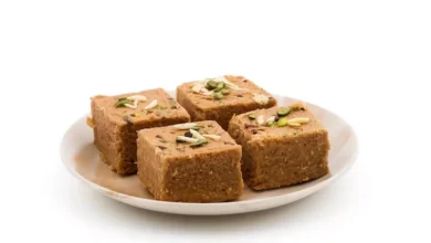 Photo of जानें स्वाद और पोषण से भरपूर खजूर की बर्फी की रेसिपी