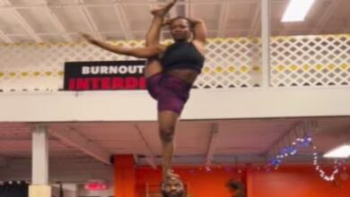 Photo of गर्दन है या फौलाद? शख्स के सिर पर एक पैर से खड़ी हो गई महिला!