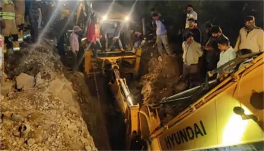 Photo of सतना में सीवर लाइन के गड्ढे में गिरा मजदूर, 3 घंटे से रेस्क्यू जारी…