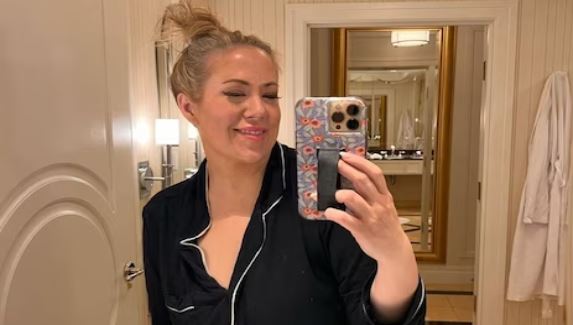 Photo of ऑनलाइन मीटिंग में महिला कर बैठी बड़ी गलती, शर्म से पानी-पानी हुए कर्मचारी!