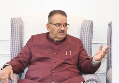 Photo of किसानों को कीटनाशक न देने पर जोशी ने अधिकारियों को लगाई फटकार
