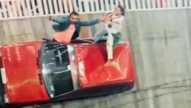 Photo of मौत के कुएं में यमराज को चैलेंज, बाइक छोड़ सीधे दौड़ा दी कार
