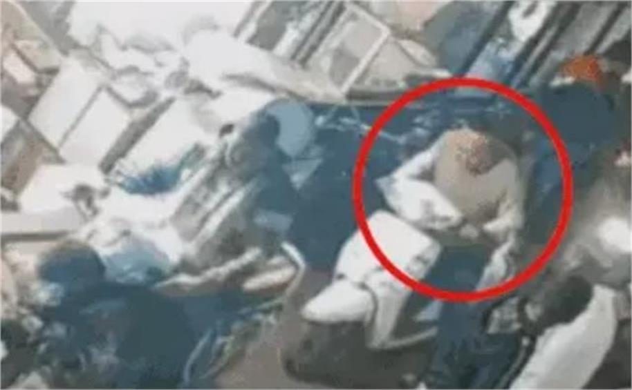 Photo of इंदौर में व्यापारी को एक्टिवा पर बैठे-बैठे आया हार्ट अटैक