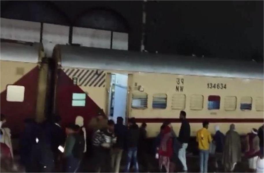 Photo of राजस्थानः जोधपुर- भोपाल पैसेंजर ट्रेन के दो डिब्बे पटरी से उतरे