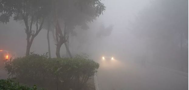 Photo of कोहरे की चादर में लिपटी दिल्ली, अभी और परेशानी बढ़ाएगी कड़ाके की ठंड