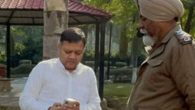 Photo of चंडीगढ़ : कांग्रेस विधायक ने MLA हॉस्टल के बाहर उतारे कपड़े