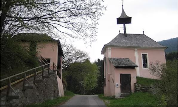 Photo of अनोखा चर्च जिसमें सड़क के एक तरफ पादरी, तो दूसरी तरफ होते हैं लोग