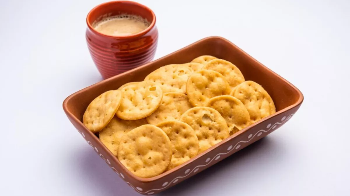 Photo of गर्मा-गरम चाय के साथ खाने के लिए बनाएं ‘चना दाल मठरी’