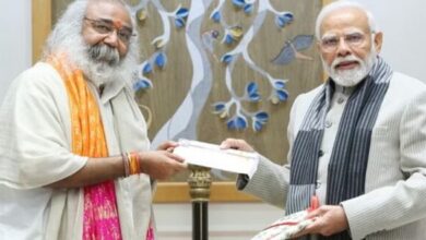 Photo of कांग्रेस नेता प्रमोद कृष्णम ने पीएम मोदी से मिलकर दिया कल्कि मंदिर आने का निमंत्रण