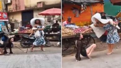 Photo of कुत्ते की तरह गले में बांधा पट्टा, लड़की को रोड पर घुमाने निकली महिला!