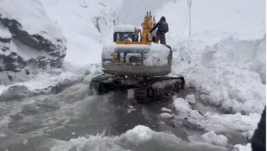Photo of जम्मू कश्मीर : सोनमर्ग में भूस्खलन से सिंध नाला जाम, पानी में डूबी सड़क