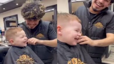 Photo of नाई काट रहा था बाल, जोर-जोर से हंसने लगा बच्चा!