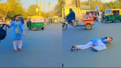 Photo of बीच सड़क लेट गई ‘पापा की परी’, चिपक-चिपक करने लगी डांस!
