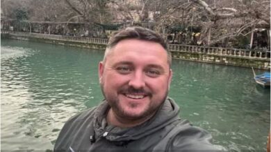 Photo of बार मालिक ने नौकरी के लिए लिखा पोस्ट, स्टाफ के लिए रखी ऐसी शर्तें!