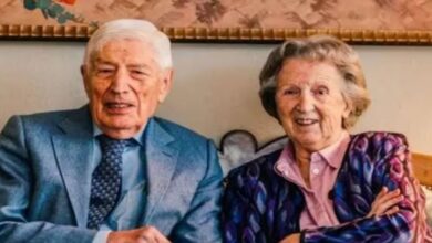 Photo of जीवनभर का साथ! पूर्व पीएम ने पत्नी के हाथ में हाथ डाले ली अंतिम सांस