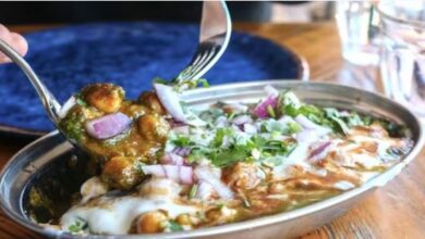 Photo of यहां खिलाई गर्लफ्रेंड को चाट, तो कलेश पक्का है! 