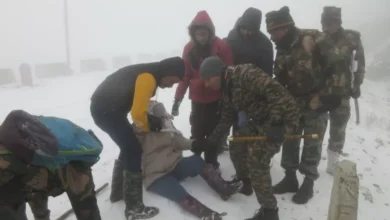 Photo of बर्फबारी में फंसे 500 पर्यटकों को भारतीय सेना ने बचाया