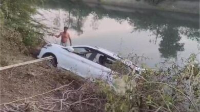 Photo of मध्य प्रदेश: खरगोन में 40 फीट ऊंचे पुल से इंदिरा सागर नहर में गिरी कार
