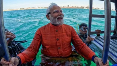 Photo of समुद्र में डूबी द्वारका नगरी के नजदीक पहुंचे प्रधानमंत्री मोदी