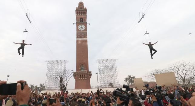 Photo of लखनऊ: हजारों लोगों के सामने अक्षय कुमार-टाइगर श्रॉफ ने हवा में किए स्टंट