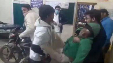 Photo of मध्य प्रदेश: जिला अस्पताल के इमरजेंसी वार्ड में बाइक पर मरीज लेकर घुस गया युवक