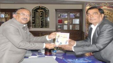 Photo of राजस्थान: लेखक हरि सिंह सोलंकी ने देवनानी को भेंट की स्वास्थ्य सौन्द‌र्य में योग पुस्तक