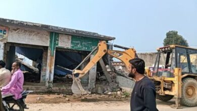 Photo of खुदागंज में चला बुलडोजर : हाईवे चौड़ीकरण में बाधक अतिक्रमण ध्वस्त