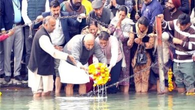 Photo of हिमाचल प्रदेश के डिप्टी सीएम अग्निहोत्री ने गंगा में प्रवाहित की पत्नी की अस्थियां