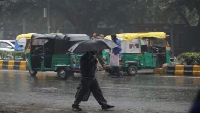 Photo of दिल्ली-एनसीआर में मौसम ने ली करवट, हवा के साथ बूंदाबांदी