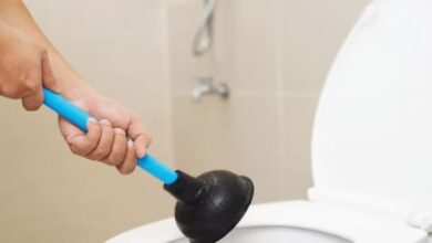 Photo of ऑफिस के बाथरूम में कर आया ऐसा काम, पहले ही दिन चली गई शख्स की नई नौकरी!