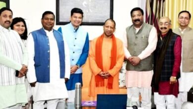 Photo of  सर्किट हाउस में जनप्रतिनिधियों से मिले सीएम योगी