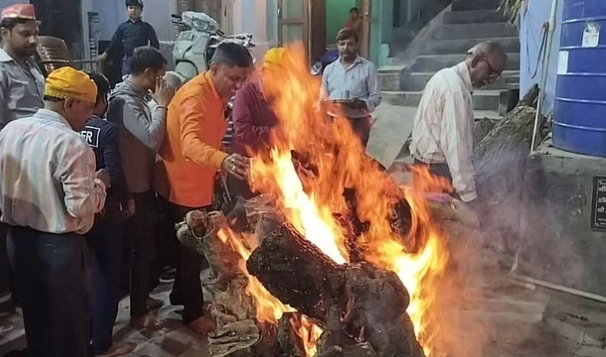 Photo of लखनऊ: अपार्टमेंट परिसर, गली-मोहल्लों में जलाई गई होलिका