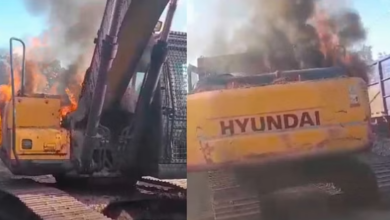Photo of गोंडा: मालगाड़ी से कोयला उतार रही पोकलैंड मशीन बनी आग का गोला