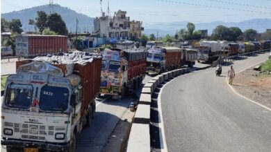 Photo of जम्मू-श्रीनगर हाईवे बंद, आज दोपहर 12 बजे खुलने की उम्मीद