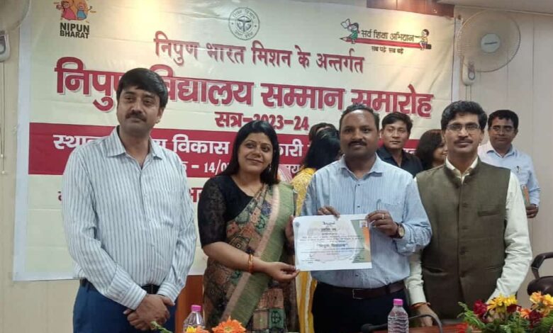 Photo of निपुण विद्यालय बनाने के लिए लखनऊ के शिक्षकों और अधिकारियों का हुआ सम्मान