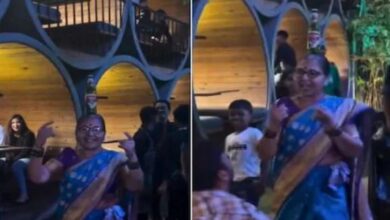 Photo of सिर पर रखी बियर की बोतल, फिर किया डांस, आंटी जी बन गईं बॉबी देओल!