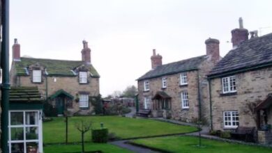 Photo of एक अनूठा पुराना गांव, जहां एक ही रंग के हैं हर घर के दरवाजे!