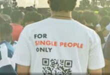 Photo of लड़के ने पहनी QR कोड वाली टी शर्ट, लोग समझ रहे थे मज़ाक, जब स्कैन किया…!