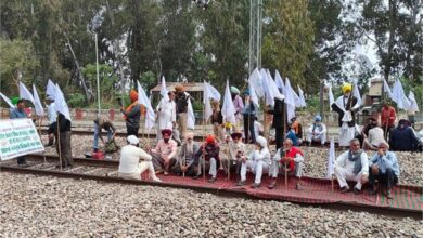 Photo of रेल रोको आंदोलन : पंजाब में रेलवे ट्रैक पर बैठे किसान