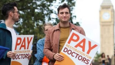 Photo of ब्रिटेन में सीनियर डॉक्टर करेंगे वेतन प्रस्ताव पर मतदान