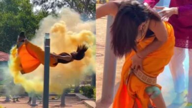Photo of होली के रंग उड़ा रही थी, साड़ी में लग गई आग!
