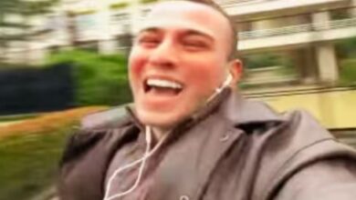 Photo of नौकरी छोड़ने की खुशी में बारिश में झूम उठा लड़का!