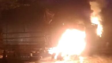 Photo of यूपी: हाईवे पर चीनी के बोरे से लदे ट्रक में लगी भीषण आग