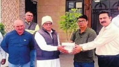 Photo of पर्यावरण संरक्षण की अनोखी मिसाल: बहू के साथ सिर्फ एक पौधा घर लाए
