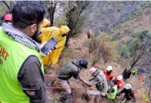 Photo of जम्मू-श्रीनगर हाईवे पर 300 फुट गहरी खाई में गिरी SUV कार, 10 की मौत