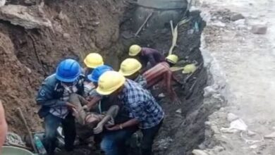 Photo of राजस्थान : सुरक्षा इंतजाम नहीं होने से सीवरेज लाइन पर काम कर रहे चार मजदूर मिट्टी में धंसे