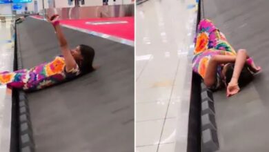 Photo of एयरपोर्ट के कन्वेयर बेल्ट पर लेटी महिला, हरकत देख हैरान हुए लोग!