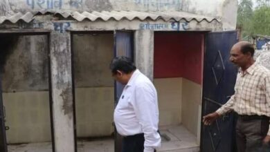 Photo of कमिश्नर ने स्कूल, आंगनबाड़ी व मतदान केंद्रों का किया आकस्मिक निरीक्षण